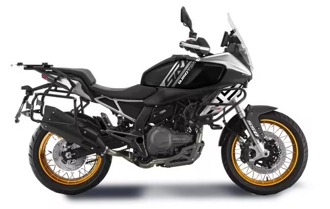 <div class='descrGalleryTitle'>QJ Motor SRT 550 SX – 5.290 euro</div><div class='descrGalleryText'><p>È una <b><a href="https://www.dueruote.it/moto-scooter/qj-motor/qj-motor-srt-550-sx/">500</a> </b>insolitamente posizionata <b>oltre il limite di potenza imposto dalla patente A2,</b> ma ciò la rende più appetibile per i motociclisti esperti e per chi voglia magari viaggiare in due o a pieno carico: quei pochi <b>cavalli in più, 56</b>, potranno far comodo. <a href="https://www.dueruote.it/prove/anteprime/2024/12/11/qj-srt-550-sx-recensione.html">Il pacchetto ci è piaciuto:</a> il <b>motore risulta in effetti piacevole e rotondo</b>, caratterizzato anche da un bel sound e poco on/off. Le sospensioni sono un po’ rigide e la frenata un tantino brusca, ma per 5.290 euro non possiamo pretendere finiture e precisione di funzionamento da maxi europea. Ricche in compenso le dotazioni: <b>protezioni complete, paramani, sella e manopole riscaldate, </b>strumento TFT e ruote a raggi tubeless. Il peso di 220 kg si sente, ma la moto resta comunque piacevole.</p>
</div>